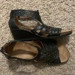 Earth Origins, Kingsley gladiator sandals, black leather upper, size 7 1/2.